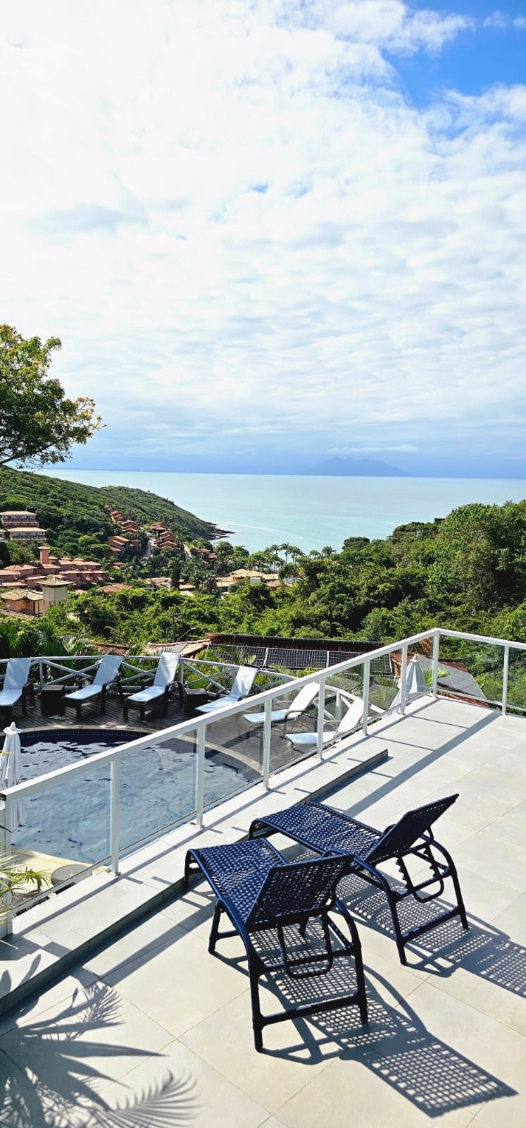 Vista aérea da piscina da Pousada Amancay