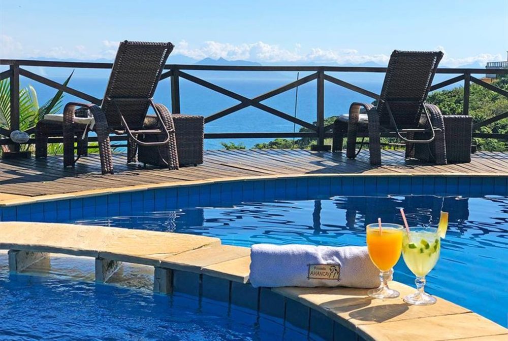 Deck da piscina da Pousada Amancay com vista para o mar