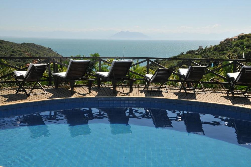 Área de descanso da piscina com vista para o mar, Pousada Amancay
