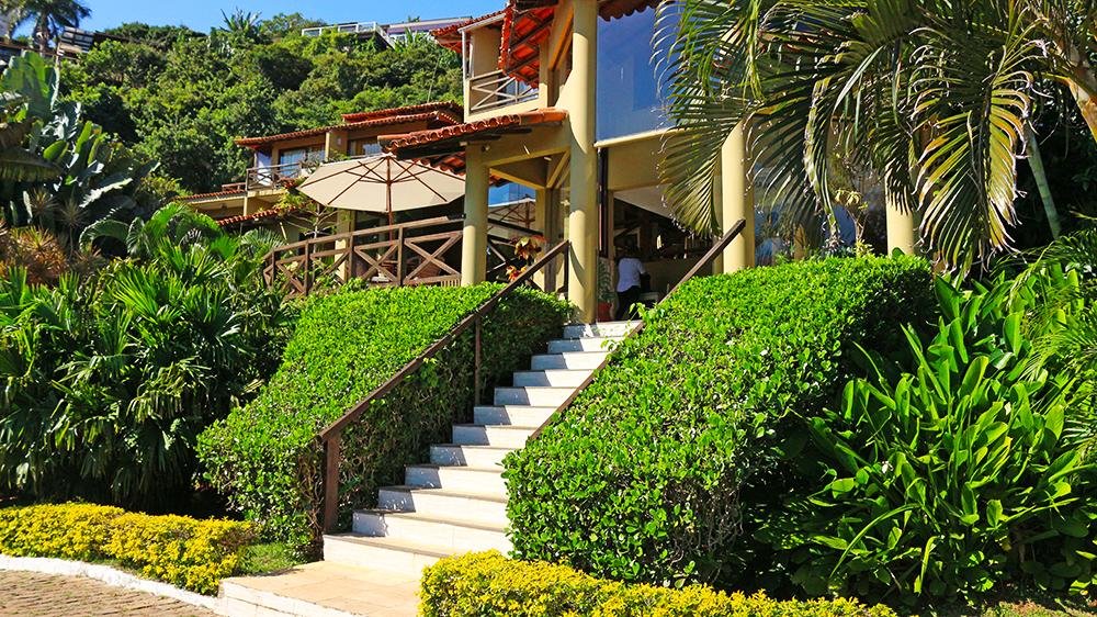 Entrada e escadaria da Pousada Amancay em meio ao jardim tropical