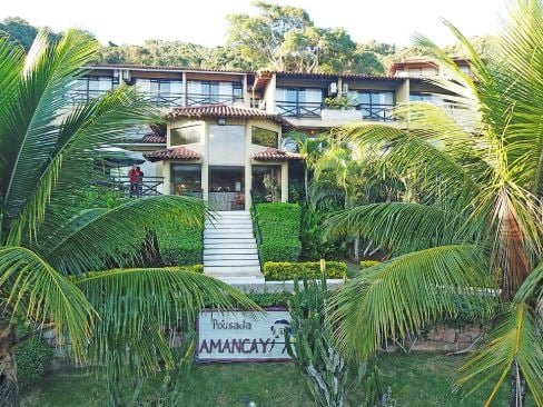 Fachada da Pousada Amancay com placa de entrada