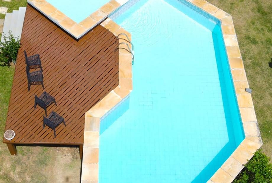 Deck e piscina da Pousada New Paradise
