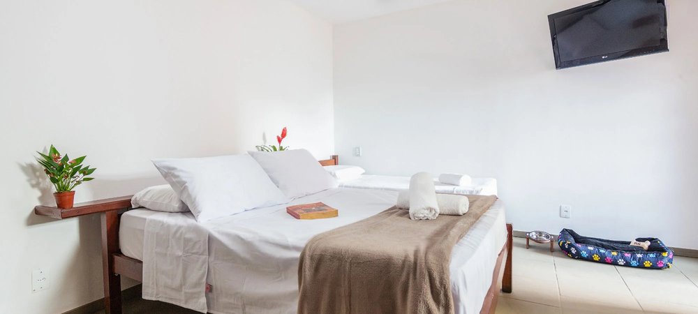 Quarto da Pousada Via Mar Búzios com cama de casal